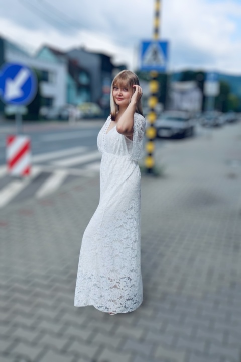 Długa sukienka koronkowa z dekoltem w serek