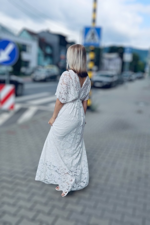 Długa sukienka koronkowa z dekoltem w serek