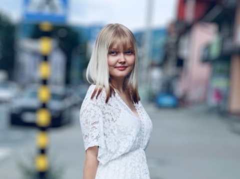 Długa sukienka koronkowa z dekoltem w serek