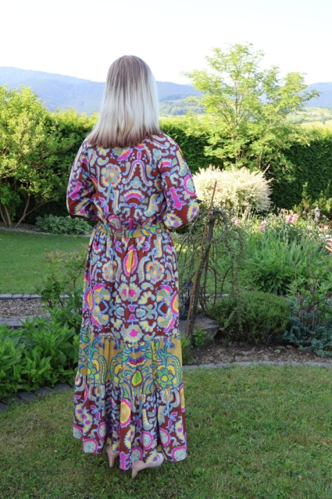 Długa sukienka w klorowe wzory