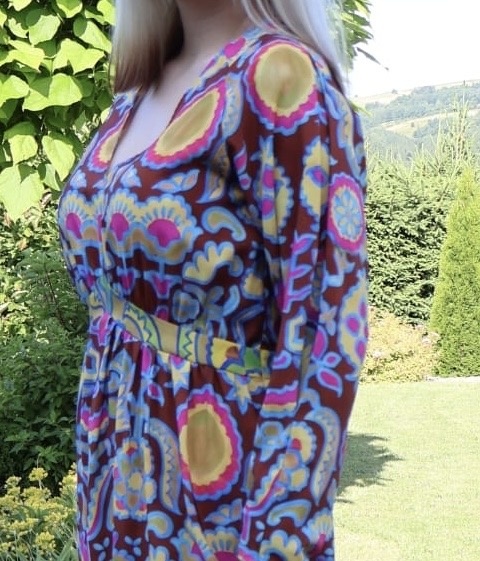 Długa sukienka w klorowe wzory