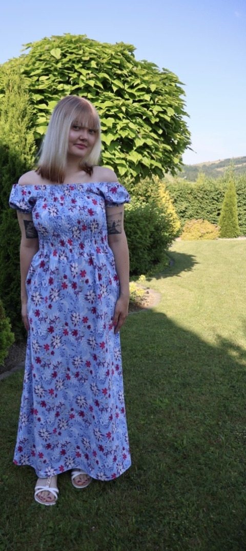 Długa sukienka w kwiaty, hiszpanka