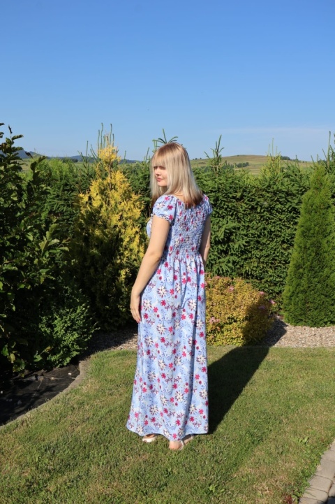 Długa sukienka w kwiaty, hiszpanka