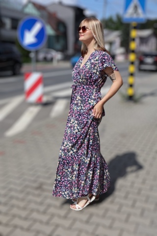 Długa sukienka w matyw kwiatowy z kopertowym dekoltem