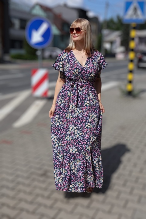 Długa sukienka w matyw kwiatowy z kopertowym dekoltem