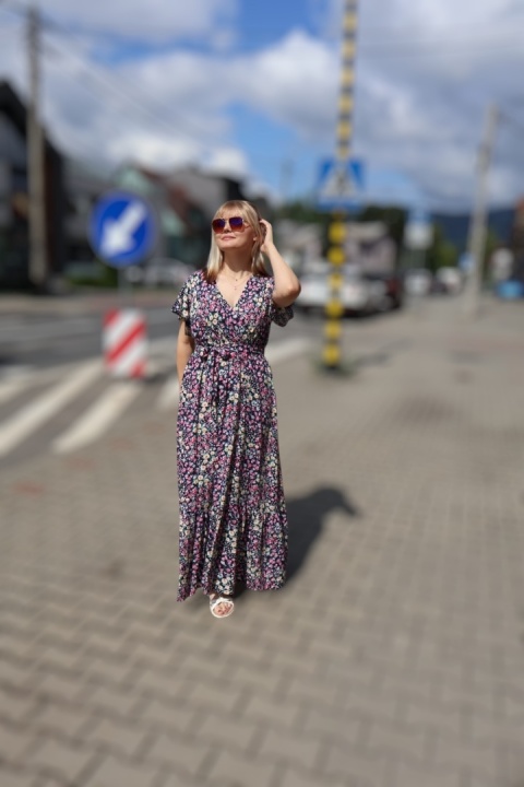 Długa sukienka w matyw kwiatowy z kopertowym dekoltem