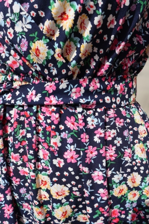 Długa sukienka w matyw kwiatowy z kopertowym dekoltem