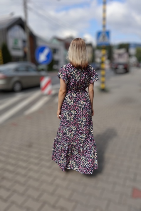 Długa sukienka w matyw kwiatowy z kopertowym dekoltem