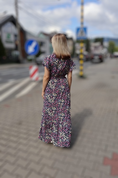 Długa sukienka w matyw kwiatowy z kopertowym dekoltem