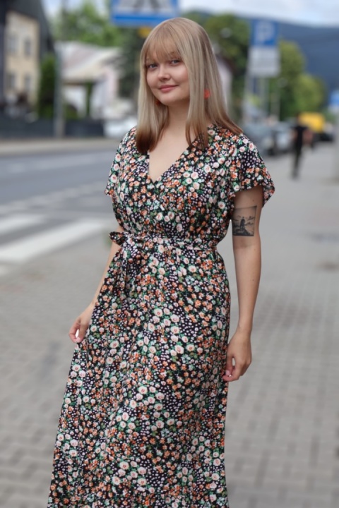 Długa sukienka w matyw kwiatowy z kopertowym dekoltem