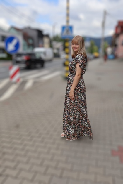 Długa sukienka w matyw kwiatowy z kopertowym dekoltem