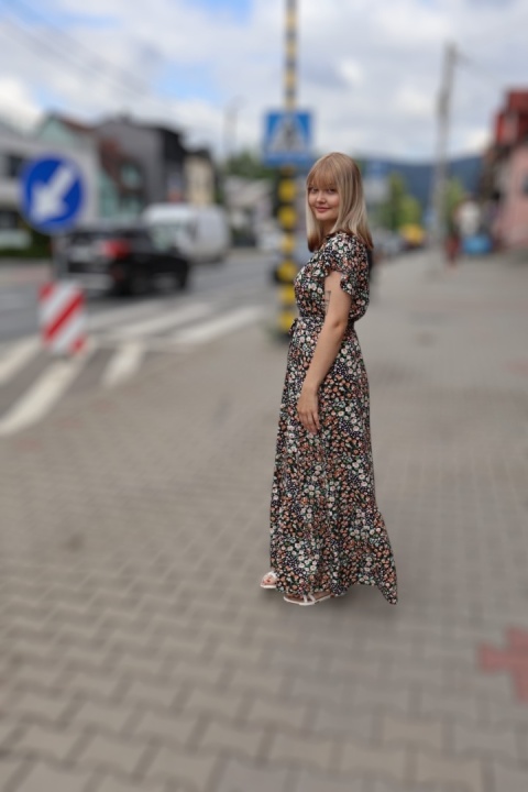 Długa sukienka w matyw kwiatowy z kopertowym dekoltem