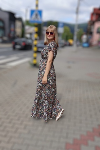 Długa sukienka w matyw kwiatowy z kopertowym dekoltem