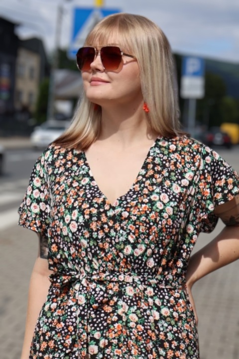 Długa sukienka w matyw kwiatowy z kopertowym dekoltem