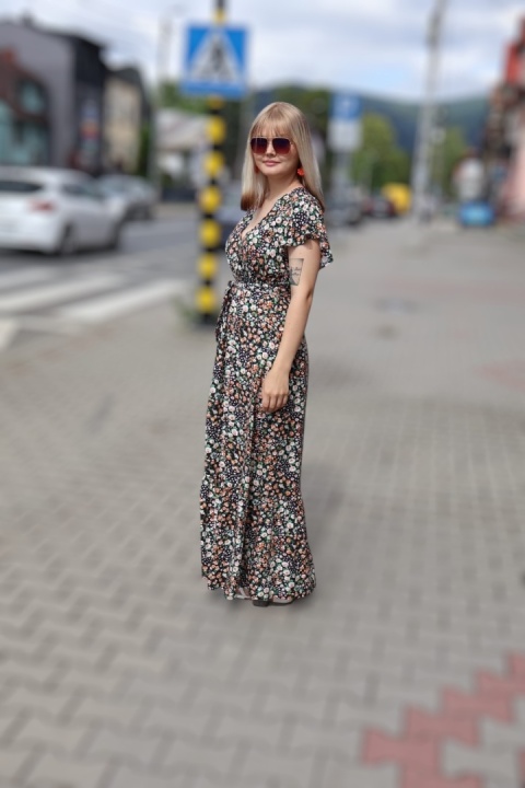 Długa sukienka w matyw kwiatowy z kopertowym dekoltem