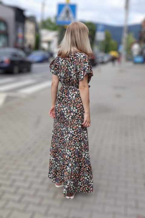 Długa sukienka w matyw kwiatowy z kopertowym dekoltem