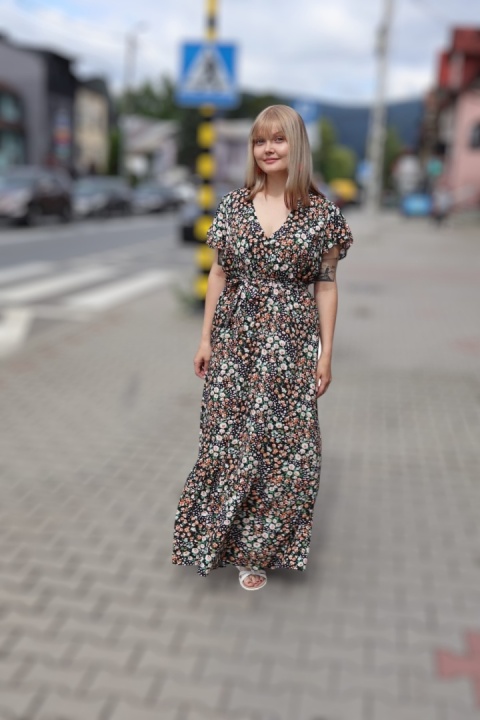 Długa sukienka w matyw kwiatowy z kopertowym dekoltem