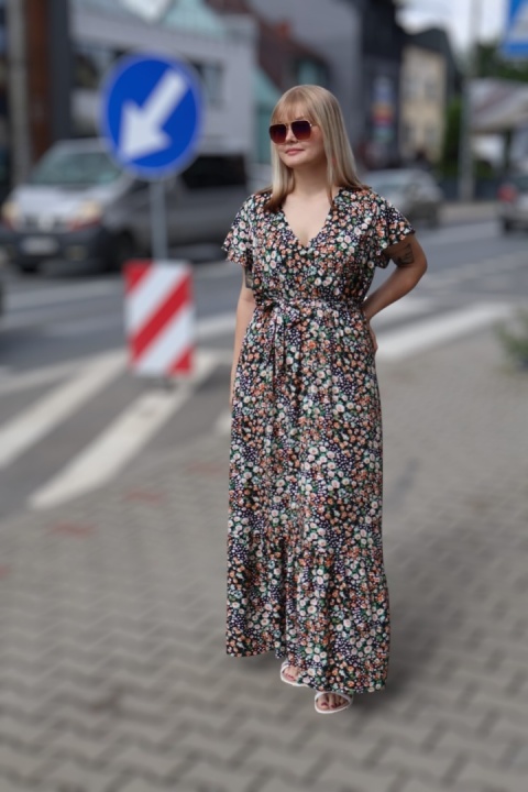 Długa sukienka w matyw kwiatowy z kopertowym dekoltem