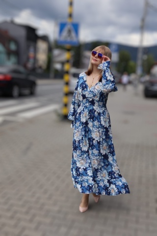 Długa wiskozowa sukienka z kieszeniami, dekolt kopertowy, marka Pepper