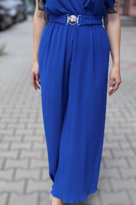 Długi kombinezon z szerokimi nogawkami, kopertowy dekolt