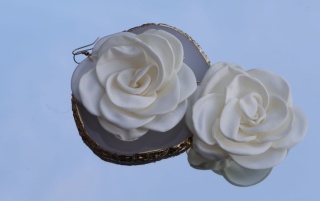 Kolczyki wiszące duże kwiaty z materiału, kremowe