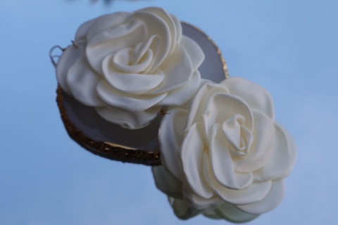 Kolczyki wiszące duże kwiaty z materiału, kremowe