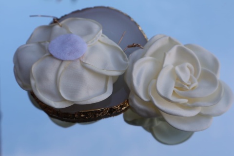 Kolczyki wiszące duże kwiaty z materiału, kremowe