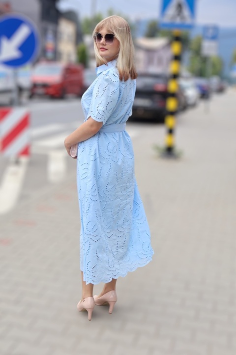 Koszulowa sukienka z ażurowym haftem, zapinana na guziki, wiązana, niebieska