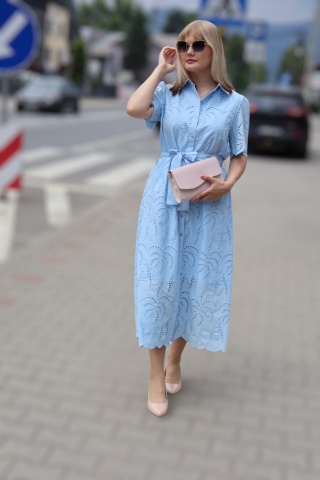 Koszulowa sukienka z ażurowym haftem, zapinana na guziki, wiązana, niebieska