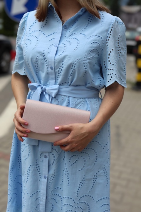 Koszulowa sukienka z ażurowym haftem, zapinana na guziki, wiązana, niebieska