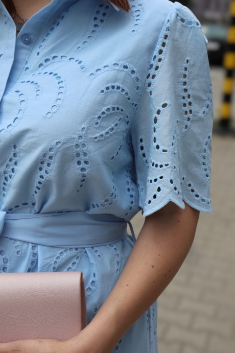 Koszulowa sukienka z ażurowym haftem, zapinana na guziki, wiązana, niebieska