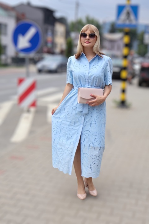 Koszulowa sukienka z ażurowym haftem, zapinana na guziki, wiązana, niebieska