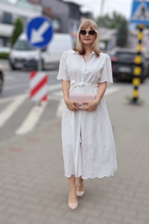 Koszulowa sukienka z ażurowym haftem, zapinana na guziki, wiązana, biała