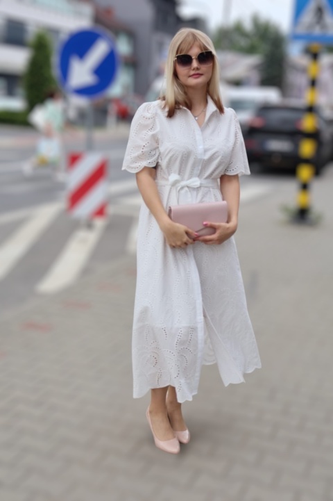 Koszulowa sukienka z ażurowym haftem, zapinana na guziki, wiązana, biała