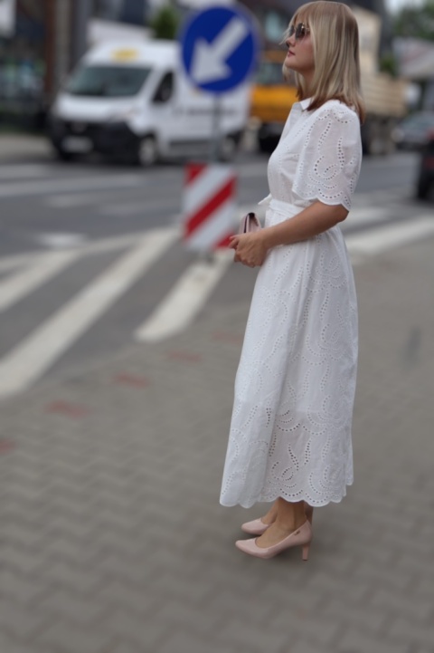 Koszulowa sukienka z ażurowym haftem, zapinana na guziki, wiązana, biała