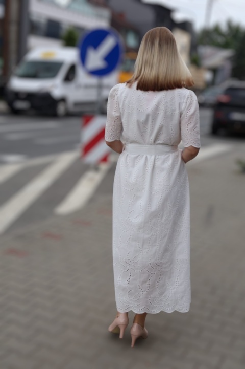 Koszulowa sukienka z ażurowym haftem, zapinana na guziki, wiązana, biała