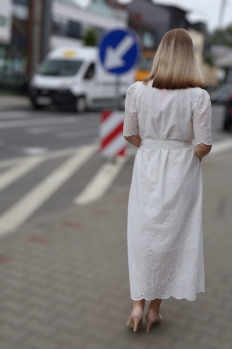 Koszulowa sukienka z ażurowym haftem, zapinana na guziki, wiązana, biała