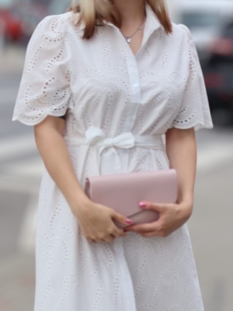 Koszulowa sukienka z ażurowym haftem, zapinana na guziki, wiązana, biała