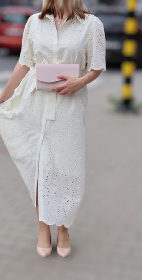 Koszulowa sukienka z ażurowym haftem, zapinana na guziki, wiązana, ecru