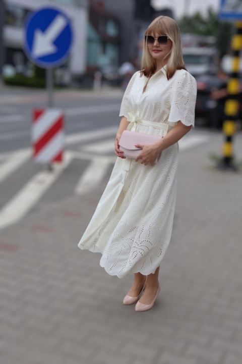 Koszulowa sukienka z ażurowym haftem, zapinana na guziki, wiązana, ecru