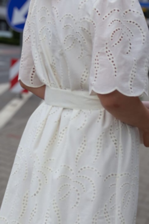 Koszulowa sukienka z ażurowym haftem, zapinana na guziki, wiązana, ecru