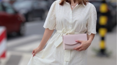 Koszulowa sukienka z ażurowym haftem, zapinana na guziki, wiązana, ecru