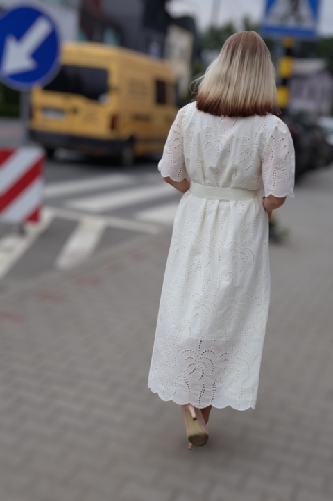 Koszulowa sukienka z ażurowym haftem, zapinana na guziki, wiązana, ecru