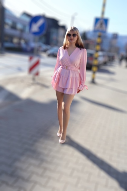 Krótki kombinezon z kopertowym dekoltem i długimi rękawami, pudrowy róż