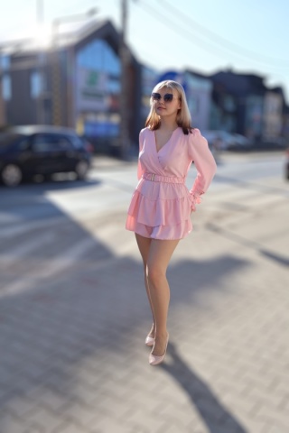 Krótki kombinezon z kopertowym dekoltem i długimi rękawami, pudrowy róż