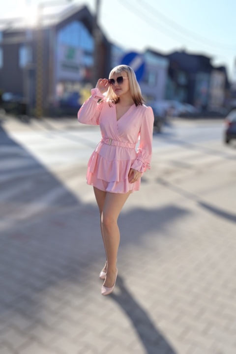 Krótki kombinezon z kopertowym dekoltem i długimi rękawami, pudrowy róż