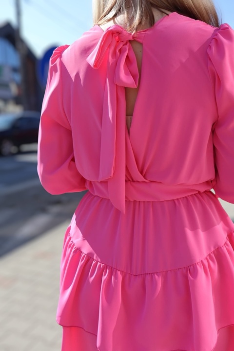 Krótki kombinezon z kopertowym dekoltem i długimi rękawami