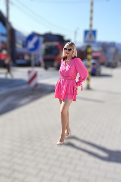 Krótki kombinezon z kopertowym dekoltem i długimi rękawami