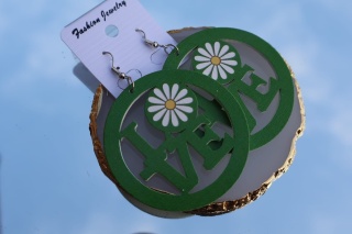 Kolczyki wiszące, drewniane, okrągłe z kwiatem stokrotki