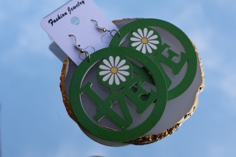 Kolczyki wiszące, drewniane, okrągłe z kwiatem stokrotki